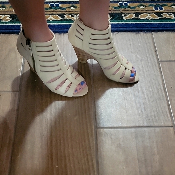 Crown Vintage tan heels - Picture 2 of 4
